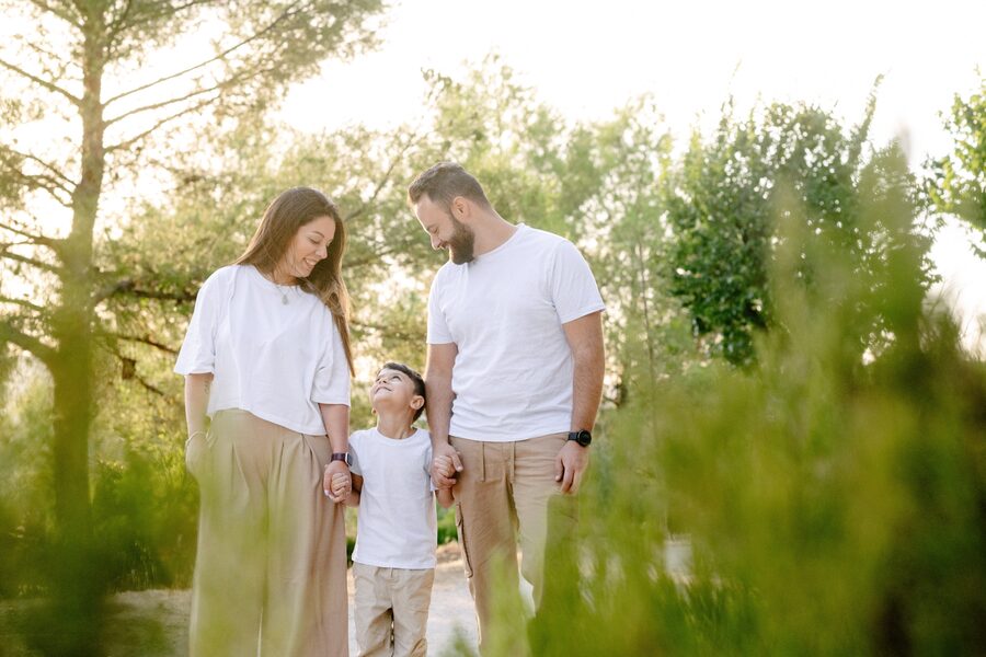 Antonio, María y su hijo de la mano